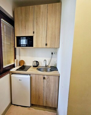 Réfrigérateur, micro-ondes, plaque de cuisson