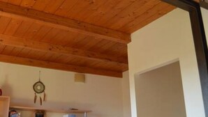 A room with wooden ceiling beams, a dreamcatcher, and a small shelf with various items. - Holiday Properties Sicilian Breeze2 (Lido di Noto, Italy)
