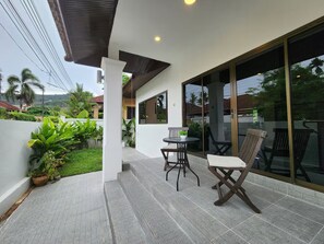 Unclassified image, 4 of 17, button