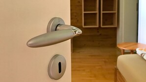 Una puerta moderna con cerradura y manija.