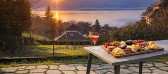 Lake Annecy view chalet in Menthon, 5 mn from lake & village, garage+2 enclosed parking spaces