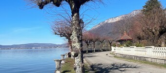 Lake Annecy view chalet in Menthon, 5 mn from lake & village, garage+2 enclosed parking spaces