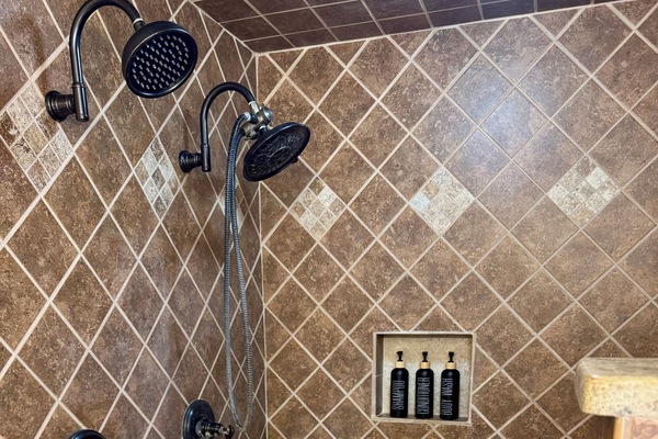 Douche, sĂšche-cheveux, serviettes fournies, savon