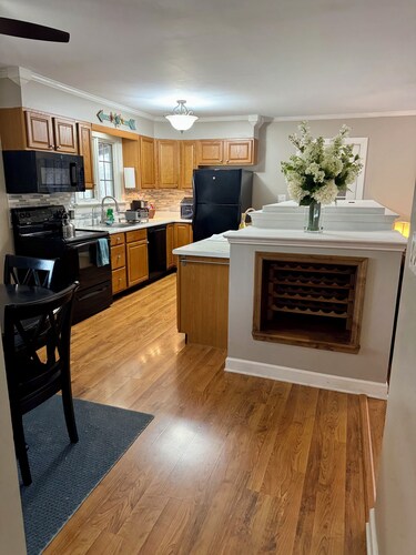 15Min to PSU Sleeps 6 King Suite Retreat