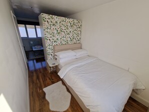 1 bedroom, iron/ironing board, Internet, bed sheets - Located close to major businesses - Filton - Aztex West - Stoke Gifford (Little Stoke)
