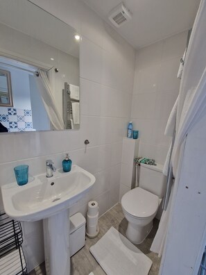 Hair dryer, towels, soap, toilet paper - Located close to major businesses - Filton - Aztex West - Stoke Gifford (Little Stoke)