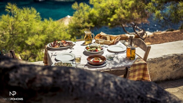Mesa al aire libre con vistas al paisaje costero.