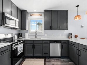 Fridge, microwave, oven, stovetop - Two Private Suites with Access - Sleeps 12 - Just Blocks From the Beach (Panama City)