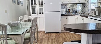 With A Splash - 2 BR/2BA with Shared Pool - Sleeps 4 - Close to the Beach
