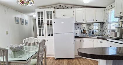 With A Splash - 2 BR/2BA with Shared Pool - Sleeps 4 - Close to the Beach