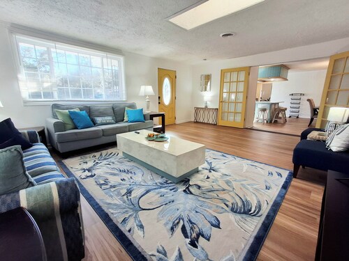 Poolside Punch With A Splash - 5BR/4BA Retreat with Private Pool and Yard!