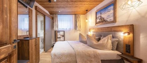 デラックス アパートメント 2 ベッドルーム キッチン ガーデンビュー | 客室ごとに異なる装飾、客室ごとに異なるインテリア、遮光カーテン、アイロン / アイロン台