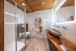 Deluxe appartement, 2 slaapkamers, keuken, uitzicht op tuin | Badkamer | Een douche, gratis toiletartikelen, een haardroger, handdoeken