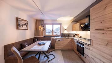 Departamento Deluxe, vista a la montaña | Cocina privada | Refrigerador con congelador, microondas, horno y parrilla de estufa