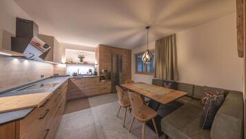 Apartamento Deluxe, 3 habitaciones, cocina, vistas al jardín | Cocina privada | Frigorífico grande, microondas, horno y placa de cocina
