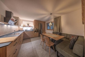 Bloc d'apartaments Deluxe, 3 dormitoris, cuina, vistes al jardí | Cuina privada | Frigorífic gran, microones, forn i placa de cuina 