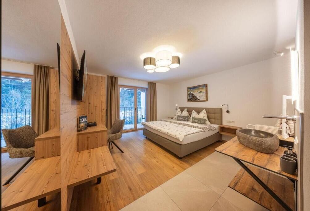 Deluxe Apartment, Mountain View | Individually decorated, individually furnished, blackout drapes