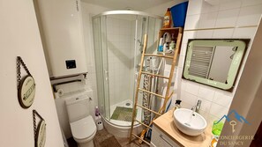 Bathroom - Bright Area Near the Park Entrance (Mont-Dore)