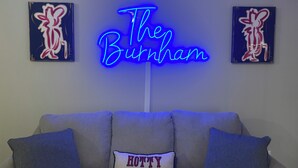 Ein Neon-Schild mit der Aufschrift "The Burnham" in einem modernen Innenraum.