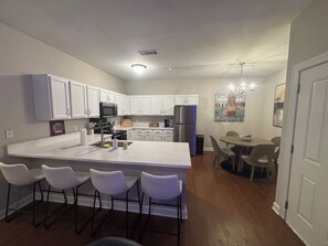 Private kitchen - Welcome to the Burnham! Peaceful and cozy! Minutes from campus and square! (Oxford)