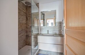 Shower, hair dryer, towels, toilet paper - PARIS - Adorable 3-room apartment with 2 bedrooms and 2 bathrooms (Bagnolet)