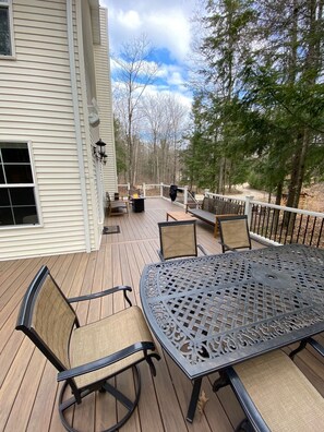 Une terrasse dotée de mobilier d’extérieur, d’une table et de chaises.