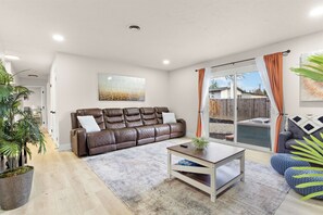 Smart TV, fireplace, video games, books - NEW - 3 Br Backyard Oasis and Spa (Roseville)