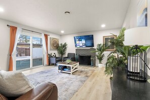 Smart TV, fireplace, video games, books - NEW - 3 Br Backyard Oasis and Spa (Roseville)