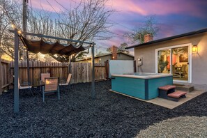 Outdoor spa tub - NEW - 3 Br Backyard Oasis and Spa (Roseville)