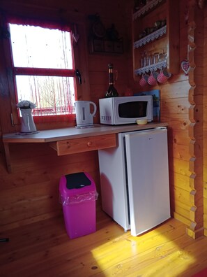 Refrigerador, microondas, mesa de comedor