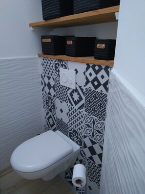Shower, hair dryer, towels, soap - Roqueròl House (La Roque-sur-Cèze)