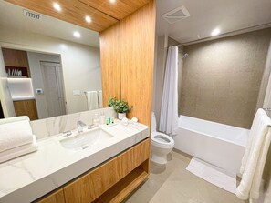 Hair dryer, towels, toilet paper - Luxury Studio at The Crosby Miami Worldcenter (Miami)