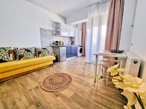 Deluxe Double Room, Balcony, City View | Living area