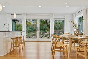 Dining - Elegant 3B House near UW, Remodeled & EV Parking (Seattle)