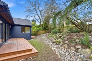 Terrace/patio - Elegant 3B House near UW, Remodeled & EV Parking (Seattle)