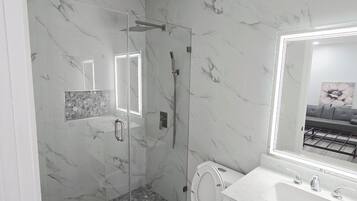 Douche, sèche-cheveux, serviettes fournies, savon