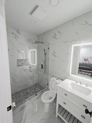 Shower, hair dryer, towels, soap - Small but Cozy Private Stay/Weeki Wachee Springs (Spring Hill)