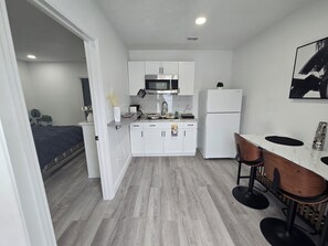 Private kitchen - Small but Cozy Private Stay/Weeki Wachee Springs (Spring Hill)