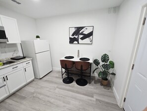 Private kitchen - Small but Cozy Private Stay/Weeki Wachee Springs (Spring Hill)