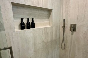 Shower, towels, soap, toilet paper - Stillwater Haus – Waterfront Home w/ Dock & Intracoastal Access (Largo)