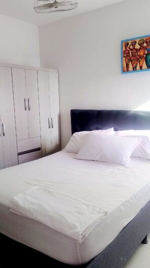 3 habitaciones, tabla de planchar con plancha, internet y ropa de cama 