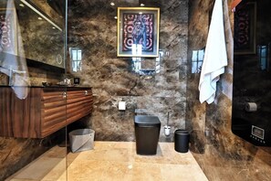 Casa adosada de diseño, 3 habitaciones, bañera de hidromasaje, vistas a la colina | Baño | Ducha, artículos de higiene personal gratuitos y secador de pelo