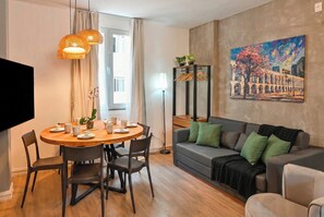 Dining - Between Lapa and Santa Teresa: 3 split AC units, 2 bathrooms, quiet and luxurious for groups. (Rio de Janeiro)