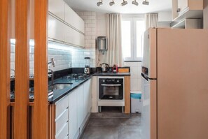 Fridge, microwave, oven, stovetop - Between Lapa and Santa Teresa: 3 split AC units, 2 bathrooms, quiet and luxurious for groups. (Rio de Janeiro)