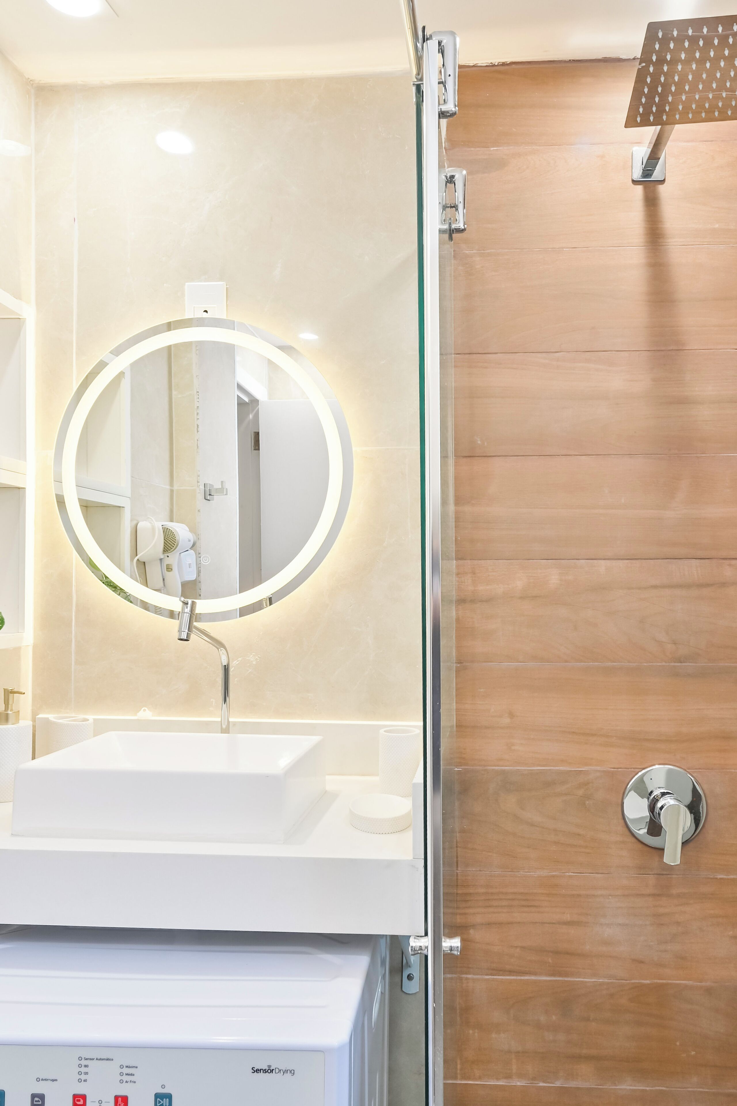 Douche, sèche-cheveux, serviettes fournies, savon