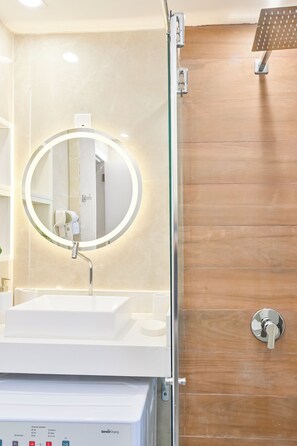 Douche, sèche-cheveux, serviettes fournies, savon