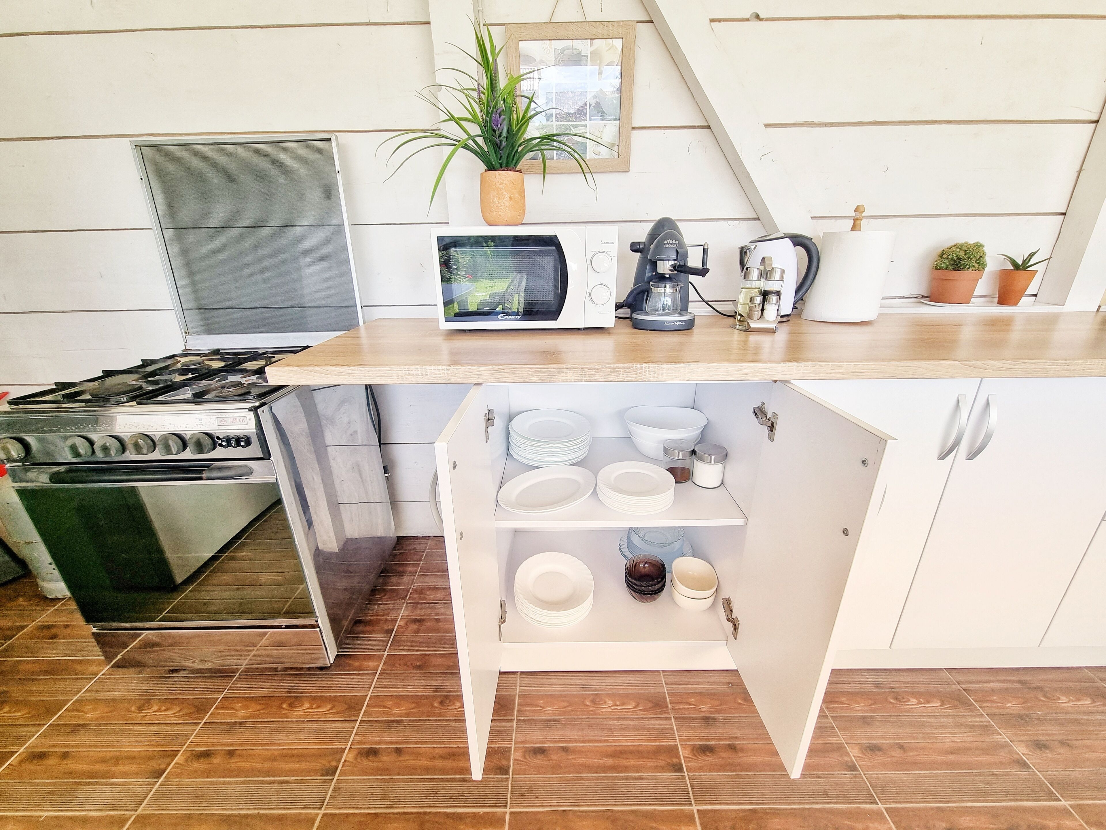 Full-size fridge, microwave, oven, cookware/dishes/utensils