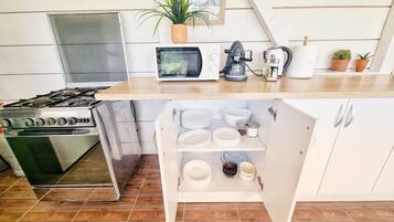 Full-size fridge, microwave, oven, cookware/dishes/utensils