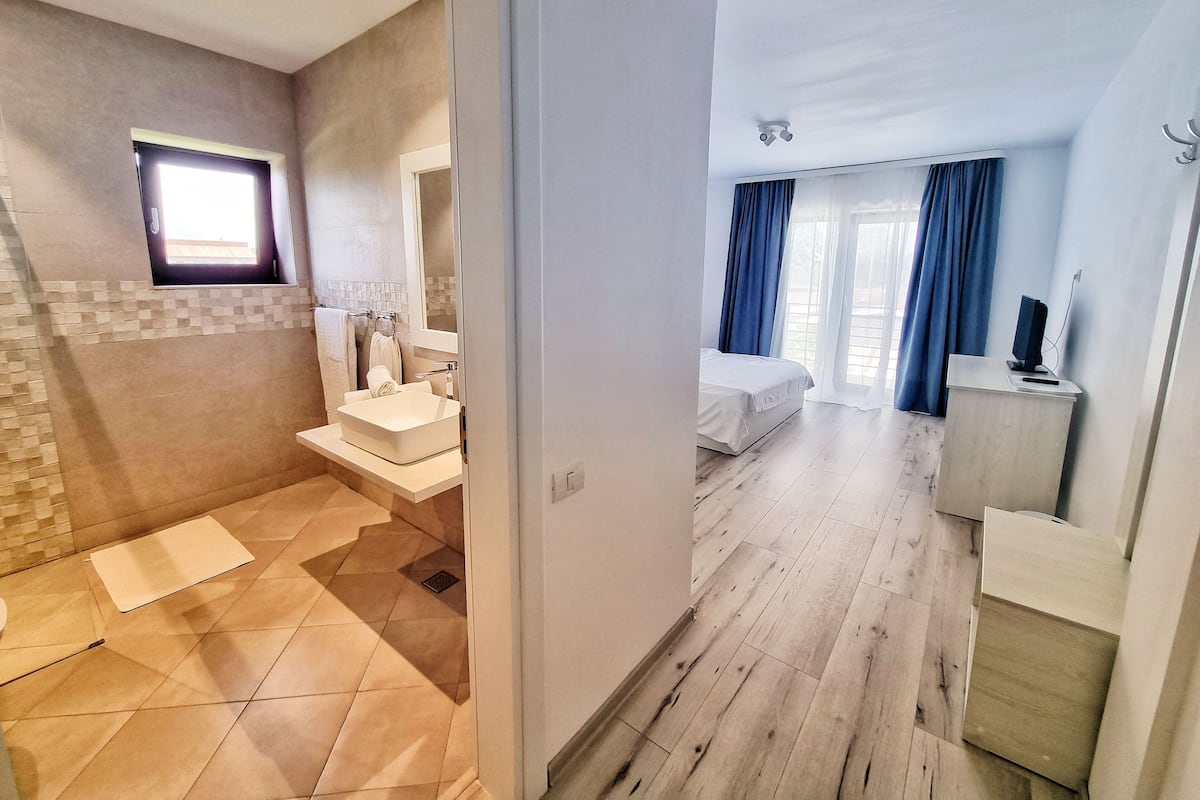 Chambre Deluxe | Fer et planche Ă repasser, accĂšs au Wi-Fi (inclus)