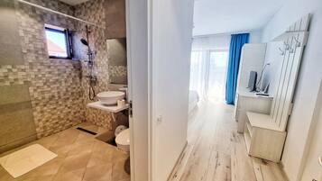Deluxe-Zimmer | Badezimmer | Haartrockner, Handtücher, Seife, Toilettenpapier